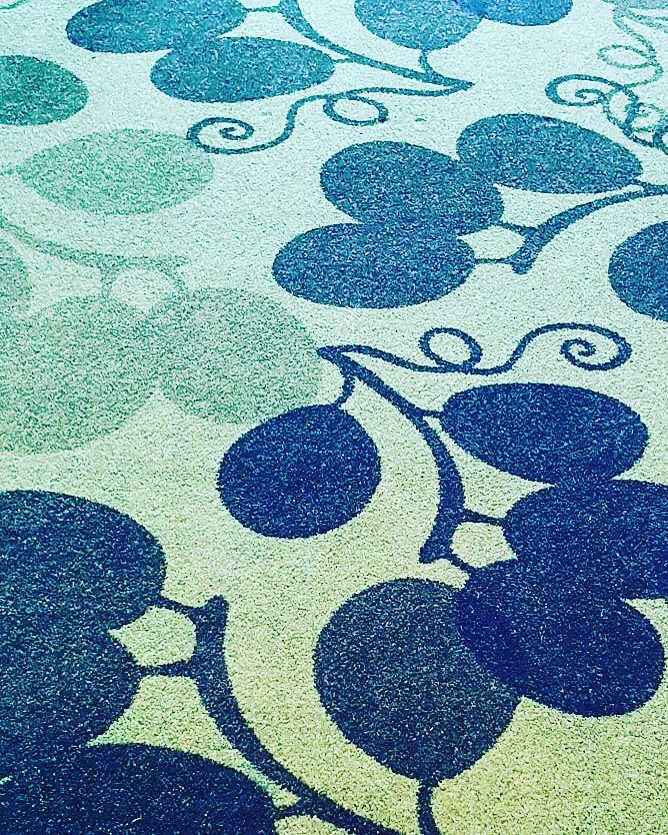 Moquette à motifs fleuris aux couleurs ravivées après nettoyage