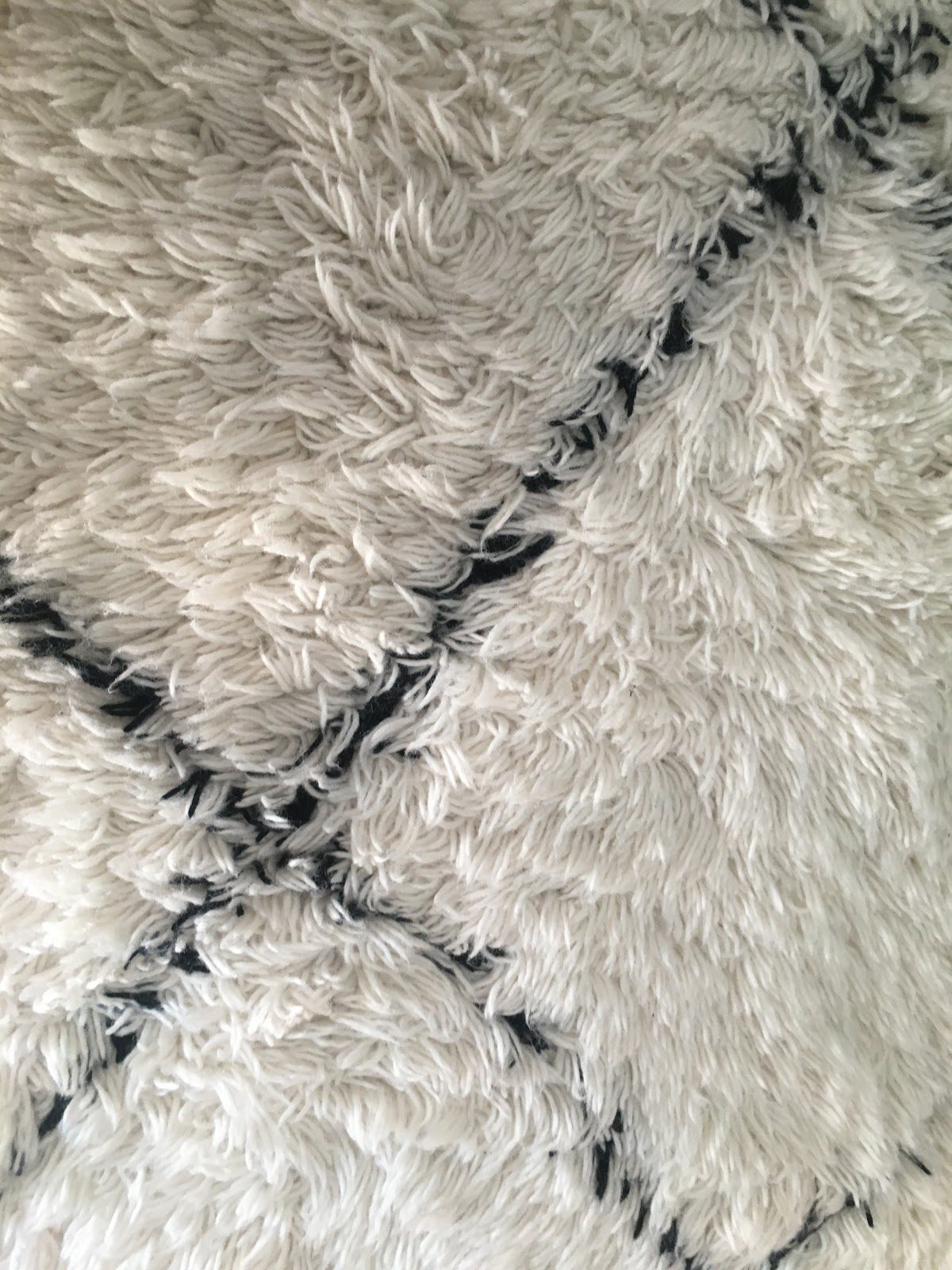 Détail des fibres d'un tapis berbère en laine, propres et souples