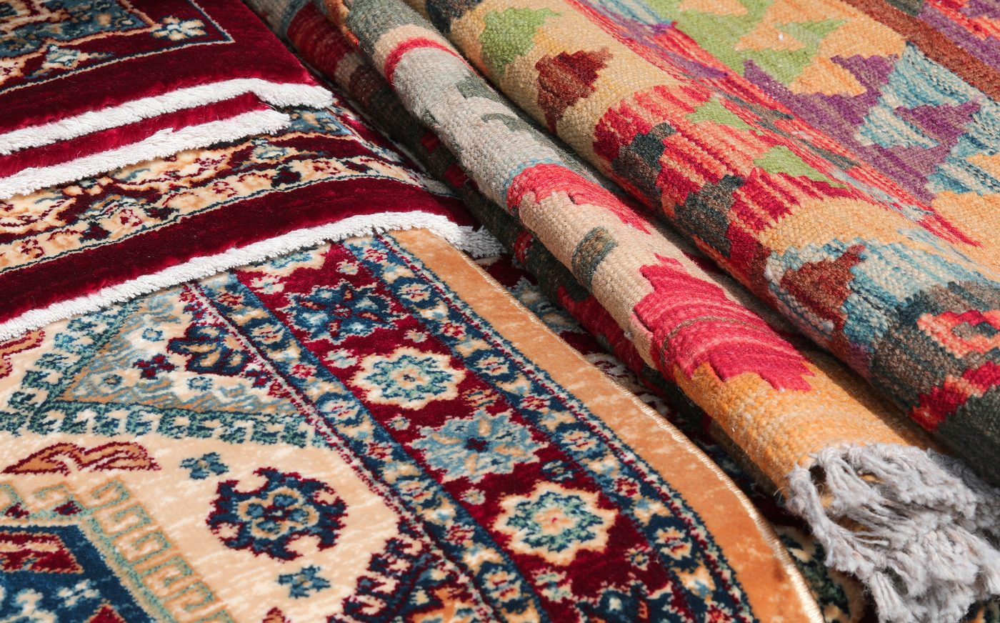Tapis d'Orient en laine aux motifs traditionnels, nettoyés et ravivés