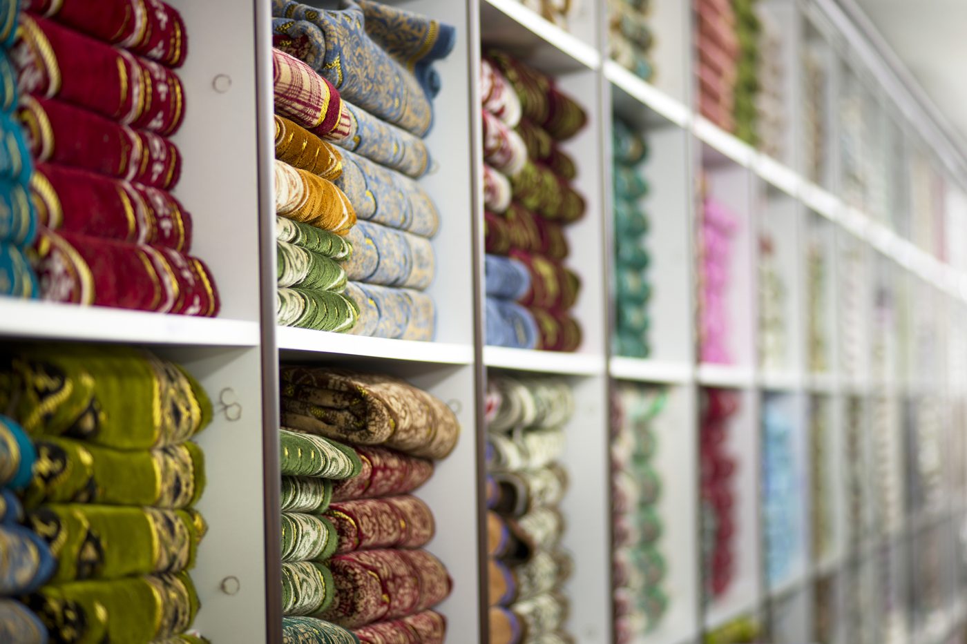 Tapis propres pliés et rangés en atelier avant restitution